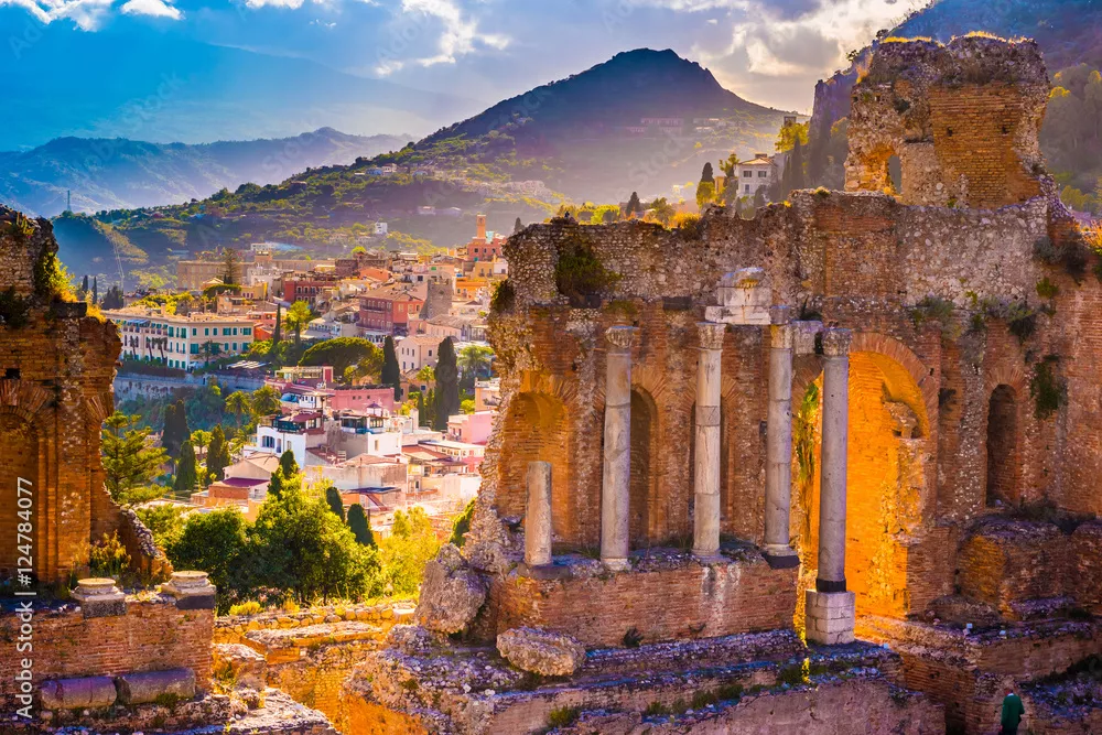 Fototapeta Ruiny teatru Taormina o zachodzie słońca. Piękne zdjęcie z podróży, kolorowy obraz Sycylii.