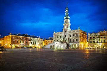 Fototapeta Rynek wraz z ratuszem w Zamościu nocą