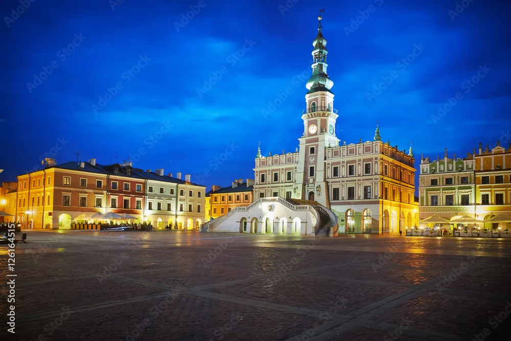 Fototapeta Rynek wraz z ratuszem w Zamościu nocą