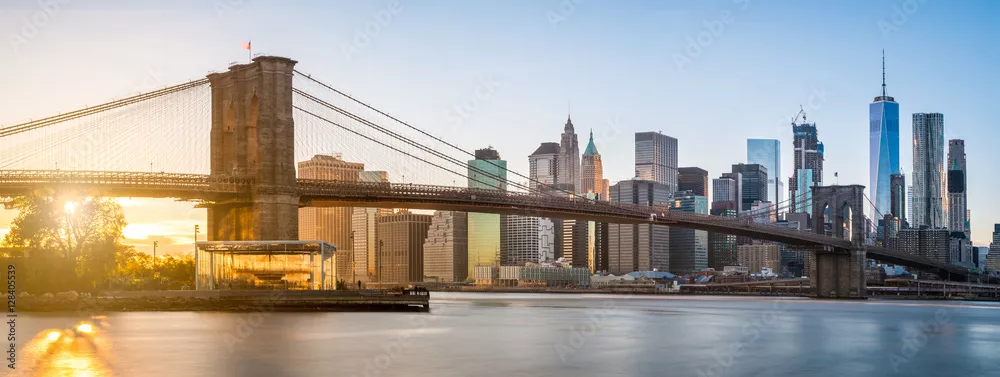 Fototapeta Panorama Mostu Brooklińskiego z Dolnym Manhattanem w tle, oświetlony zachodem słońca