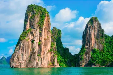 Fototapeta Sceniczny widok na Rock Island w Zatoce Halong, Wietnam, Azja Południowo -Wschodnia. Strona światowego dziedzictwa UNESCO. Wyspy górskie w Ha Long Bay. Piękny krajobraz popularny azjatycki punkt orientacyjny słynny cel Wietnamu