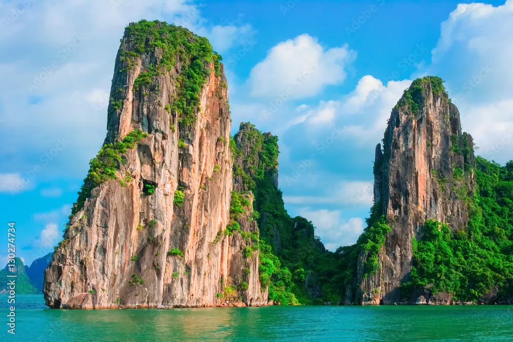 Fototapeta Sceniczny widok na Rock Island w Zatoce Halong, Wietnam, Azja Południowo -Wschodnia. Strona światowego dziedzictwa UNESCO. Wyspy górskie w Ha Long Bay. Piękny krajobraz popularny azjatycki punkt orientacyjny słynny cel Wietnamu