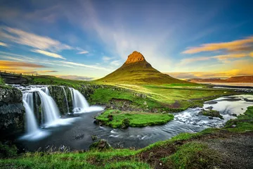 Fototapeta Zachód słońca nad wodospadem Kirkjufellsfoss i górą Kirkjufell na Islandii