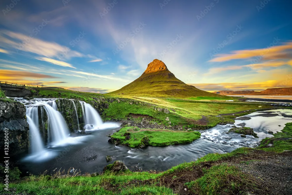 Fototapeta Zachód słońca nad wodospadem Kirkjufellsfoss i górą Kirkjufell na Islandii