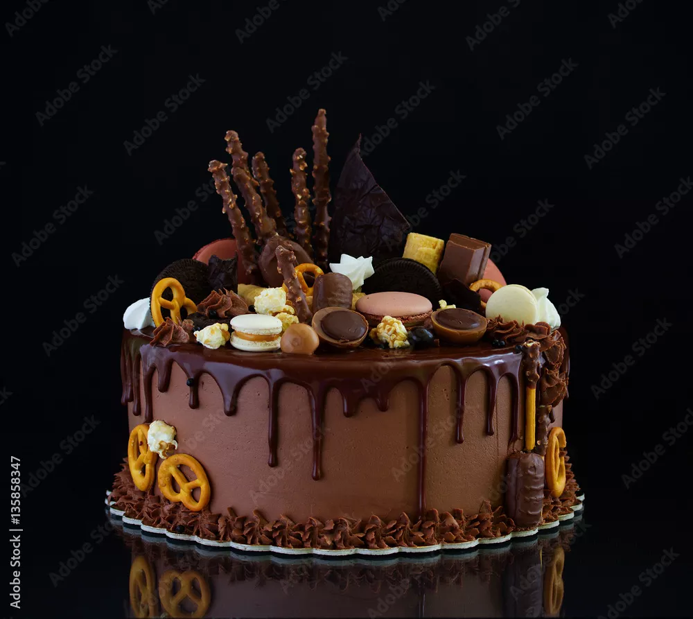 Fototapeta Tort urodzinowy ozdobiony makaronami, prawoślazem i pianką.