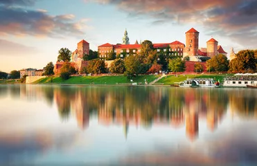 Fototapeta Wawel z zamkiem w różowym świetle zachodu słońca, Kraków, Polska