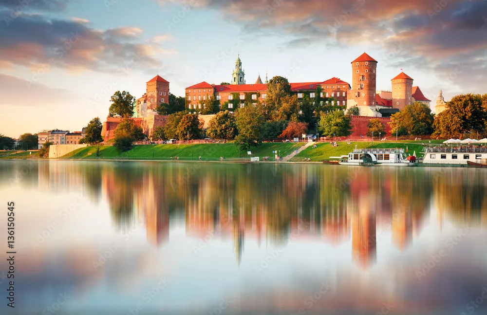 Fototapeta Wawel z zamkiem w różowym świetle zachodu słońca, Kraków, Polska
