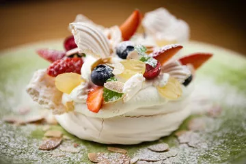 Fototapeta Pavlova, domowe ciasto z warstw bezy