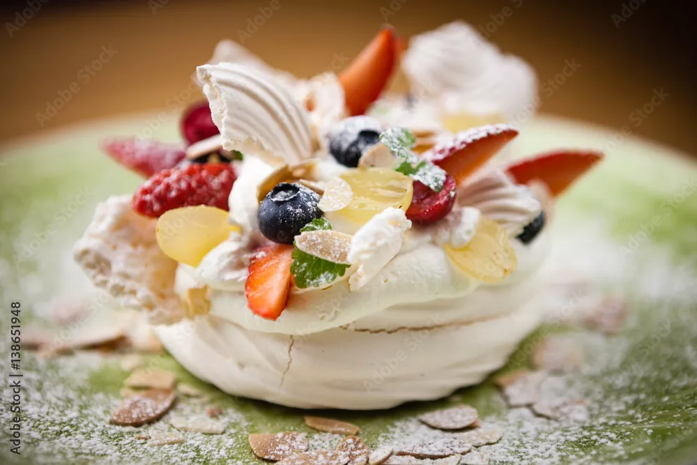 Fototapeta Pavlova, domowe ciasto z warstw bezy