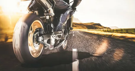Fototapeta Szybki motocykl na wiejskiej drodze z rozmyciem ruchu