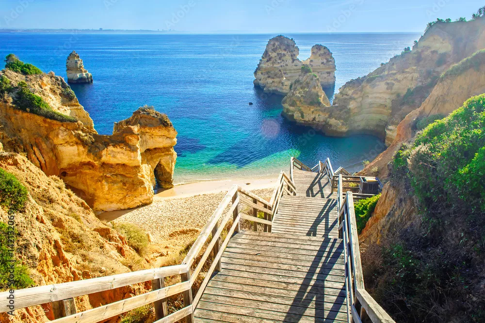 Fototapeta Drewniana kładka do pięknej plaży Praia do Camilo w pobliżu Lagos