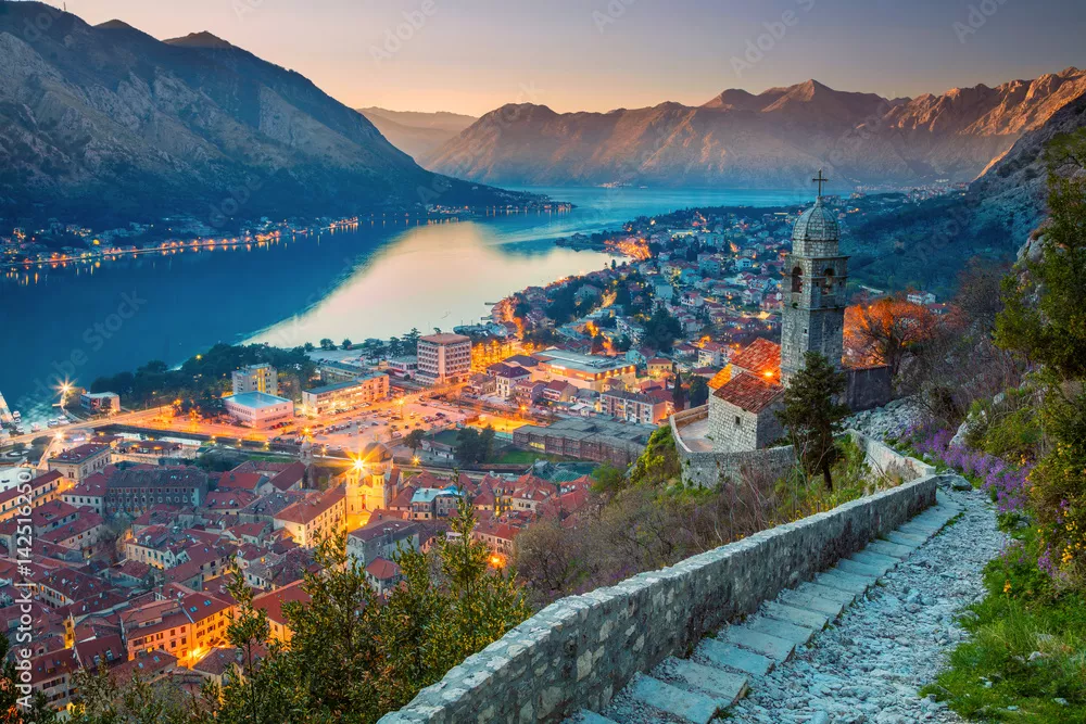Fototapeta Kotor, Czarnogóra. Piękne romantyczne stare miasto w Kotorze podczas zachodu słońca.