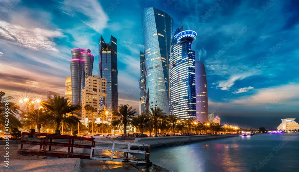 Fototapeta Miasto Doha w Katarze o zachodzie słońca