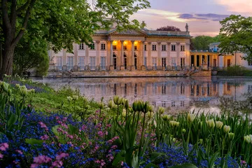 Fototapeta Pałac na Wyspie - Łazienki Królewskie. A Classicism palace in Warsaw with a lot of flowers in spring.