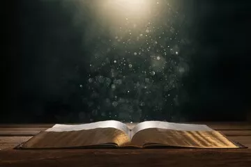 Fototapeta Otwórz Biblię na biurku.