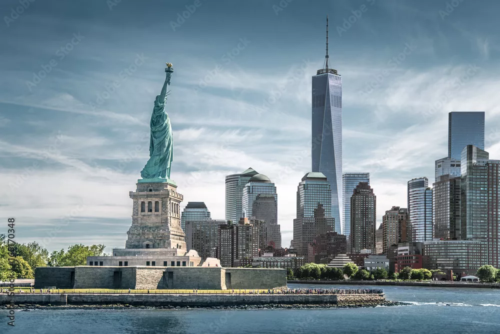 Fototapeta Statua Wolności na tle One World Trade Center, zabytki Nowego Jorku, USA