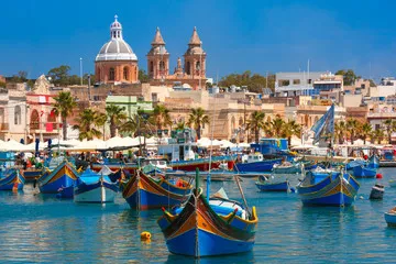 Fototapeta Tradycyjne kolorowe łodzie Luzzu w porcie śródziemnomorskiej wioski rybackiej Marsaxlokk, Malta