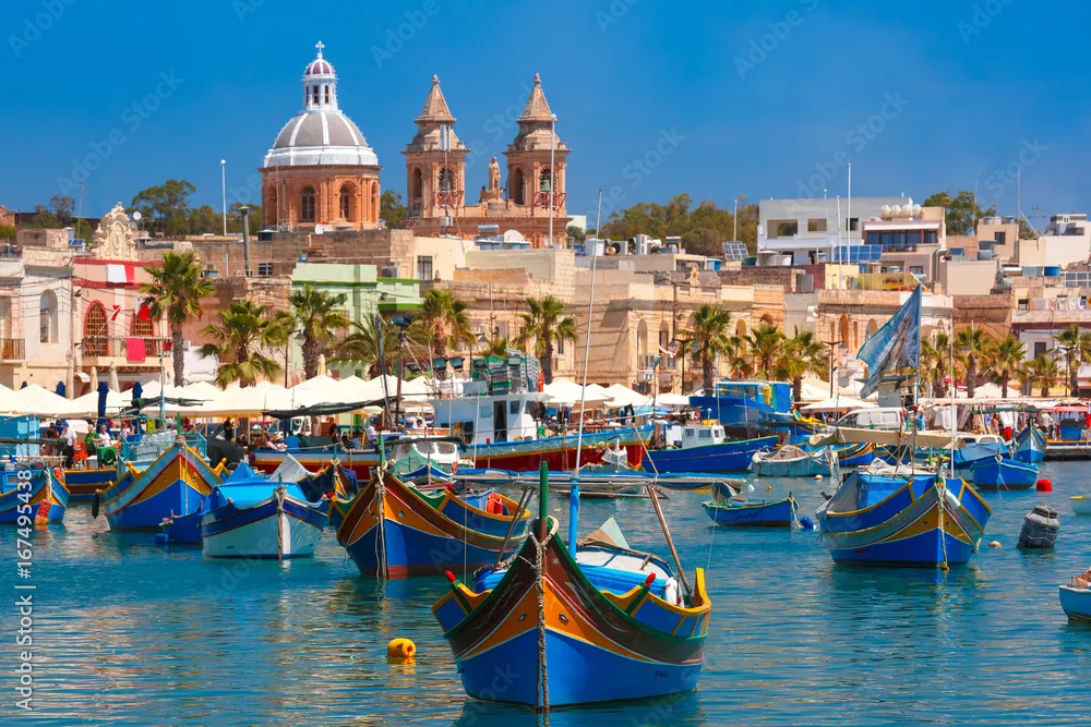 Fototapeta Tradycyjne kolorowe łodzie Luzzu w porcie śródziemnomorskiej wioski rybackiej Marsaxlokk, Malta