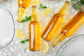 Fototapeta Butelki lemoniady na tle lodu