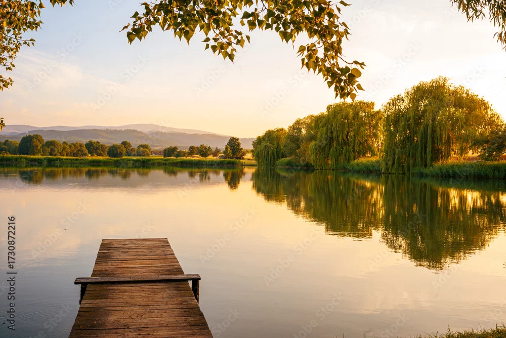 Obraz Spokojne Odbicie: Letni Zachód nad Jeziorem