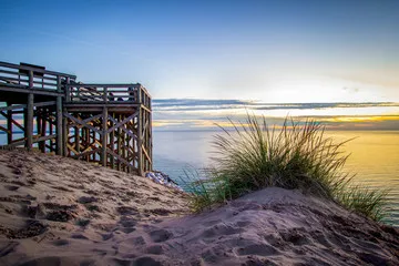Fototapeta Letni zachód słońca nad jeziorem. Ogromne wydmy i malowniczy widok na jezioro Michigan w National Lakeshore Sleeping Bear Dunes na Pierce Stocking Scenic Drive w Michigan.