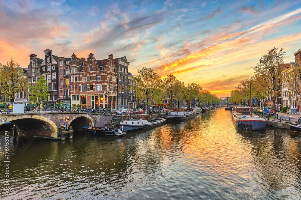 Fototapeta Amsterdam zmierzchu miasta linia horyzontu przy kanałowym nabrzeżem, Amsterdam, holandie