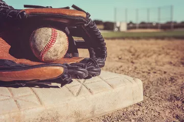 Fototapeta Old Vintage Baseball i rękawiczka spoczywająca na podstawie