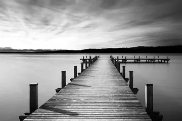 Fototapeta Wodowanie łodzi na jeziorze Starnberg, Bawaria, długi czas ekspozycji w czerni i bieli