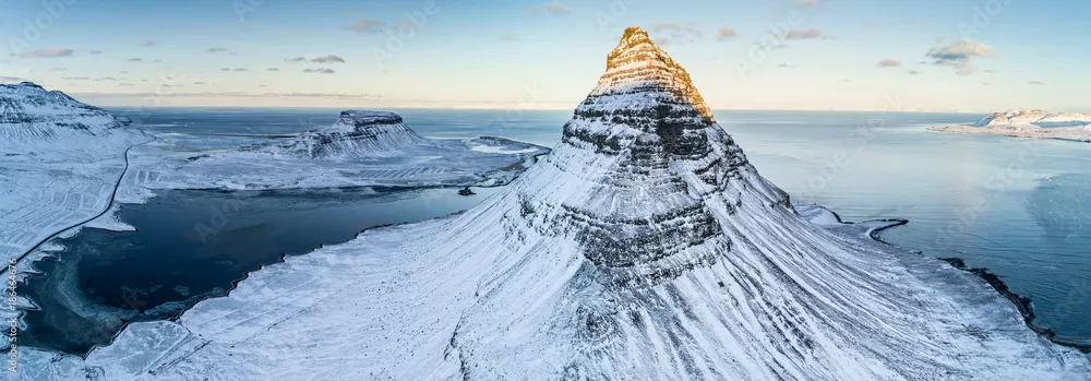 Fototapeta Góra Kirkjufell zimą, Islandia