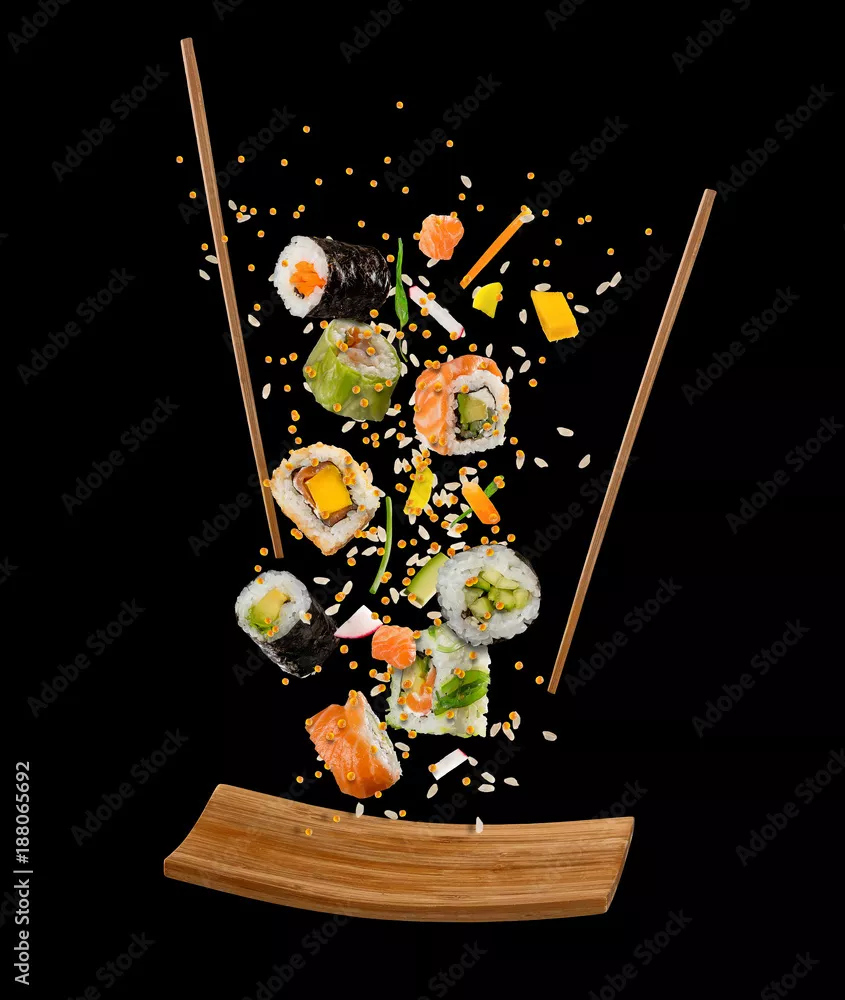 Obraz Pływające kawałki sushi z drewnianymi pałeczkami i talerz, na białym tle na czarnym tle.