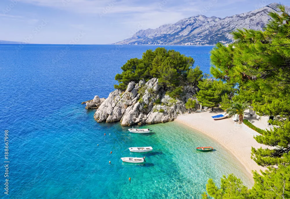 Obraz Piękna plaża w pobliżu miasta Brela, Dalmacja, Chorwacja. Riwiera Makarska, słynny punkt orientacyjny i cel podróży turystycznych w Europie