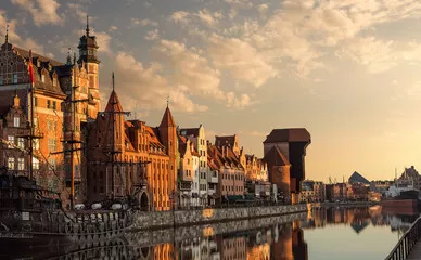 Fototapeta Spokojny, pusty port gdańskiej starówki o wschodzie słońca