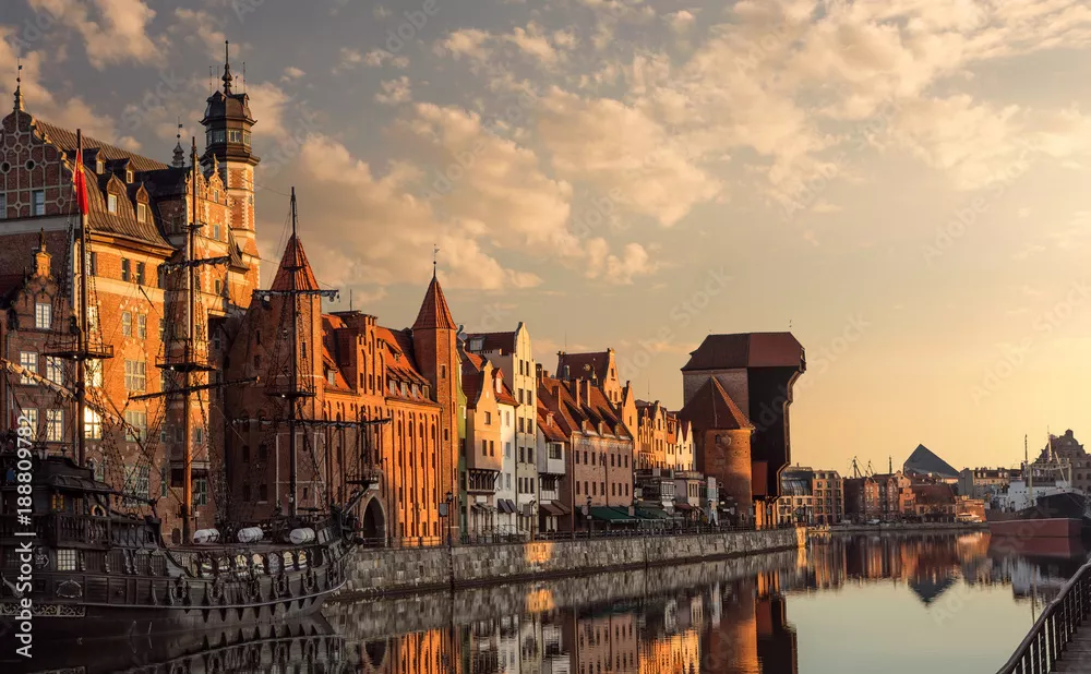 Fototapeta Spokojny, pusty port gdańskiej starówki o wschodzie słońca