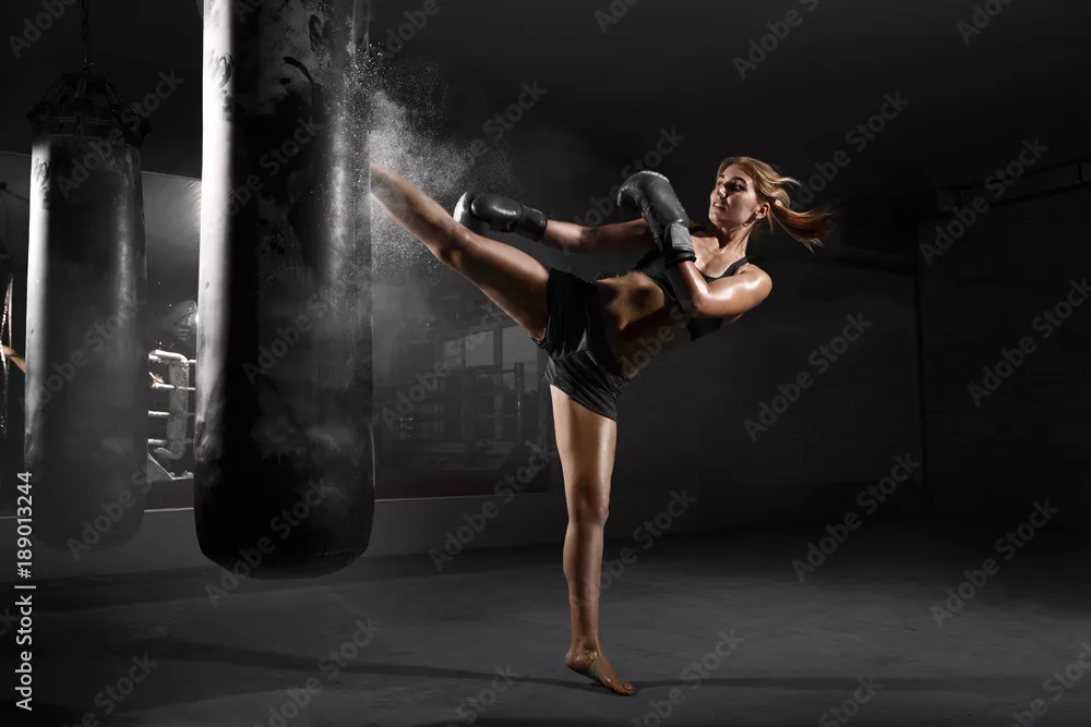 Obraz kickboxing kobieta na treningu – siła i determinacja na siłowni