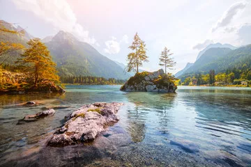 Fototapeta Spokój Górskiego Jeziora: Naturalne Piękno