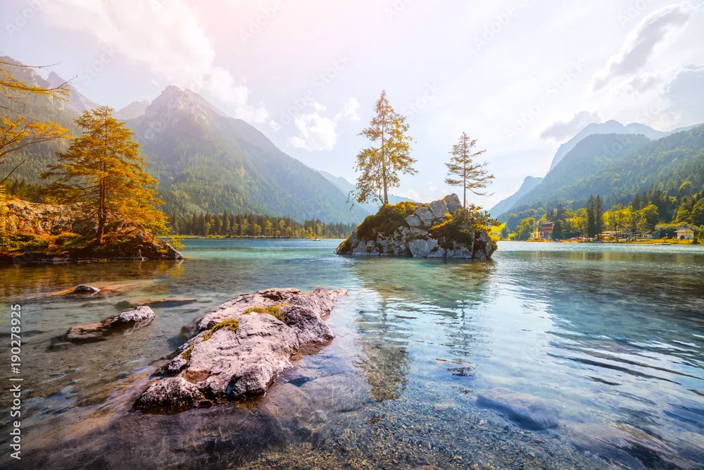 Fototapeta Spokój Górskiego Jeziora: Naturalne Piękno