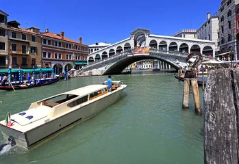 Fototapeta Venice Historic City Center, Veneto Rigion, Włochy - Widok na most Rialto z Vaporetto Water Taxis i Gondolas na Wielkim Kanale