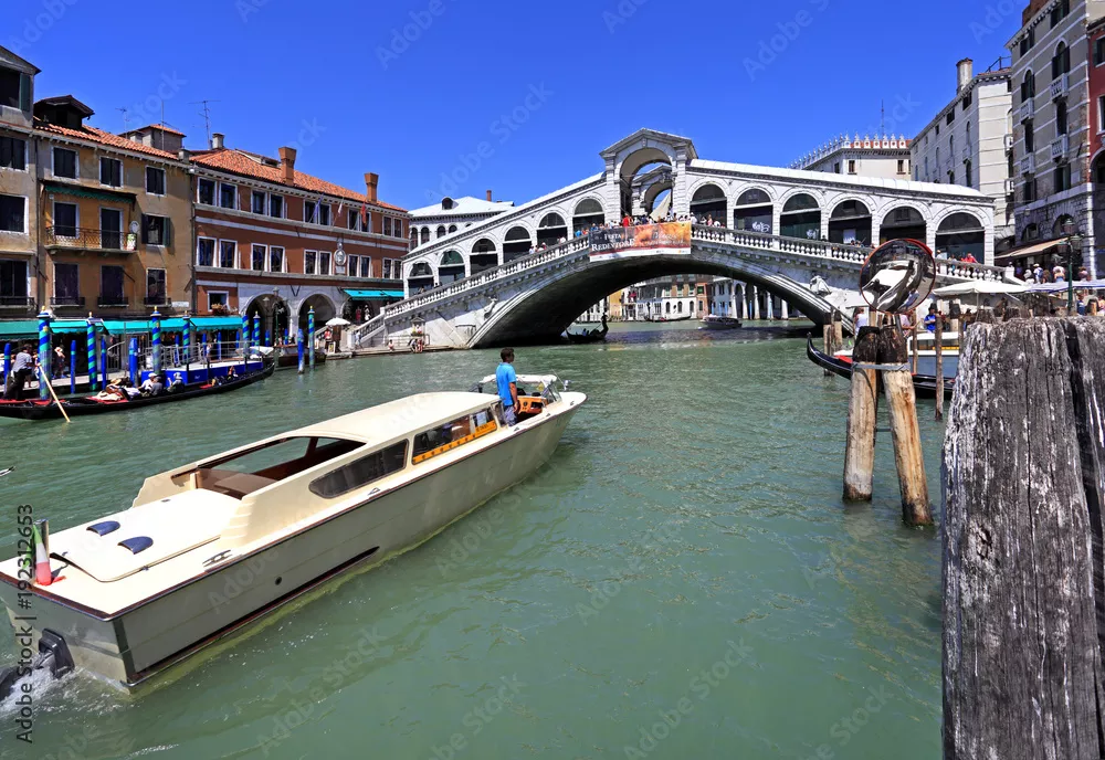Fototapeta Venice Historic City Center, Veneto Rigion, Włochy - Widok na most Rialto z Vaporetto Water Taxis i Gondolas na Wielkim Kanale