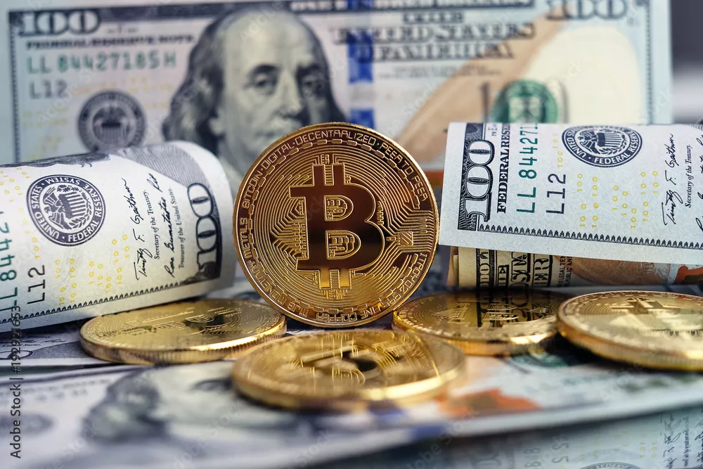 Fototapeta złote monety bitcoin na dolary amerykańskie z bliska
