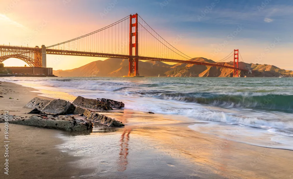 Fototapeta Zachód słońca na plaży przy moście Golden Gate w San Francisco w Kalifornii