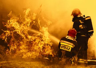 Obraz strażaków w akcji podczas gaszenia pożaru – odwaga i determinacja