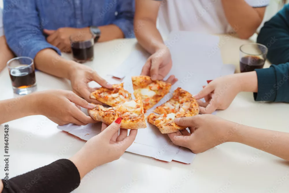 Fototapeta Ludzie jedzą pizzę