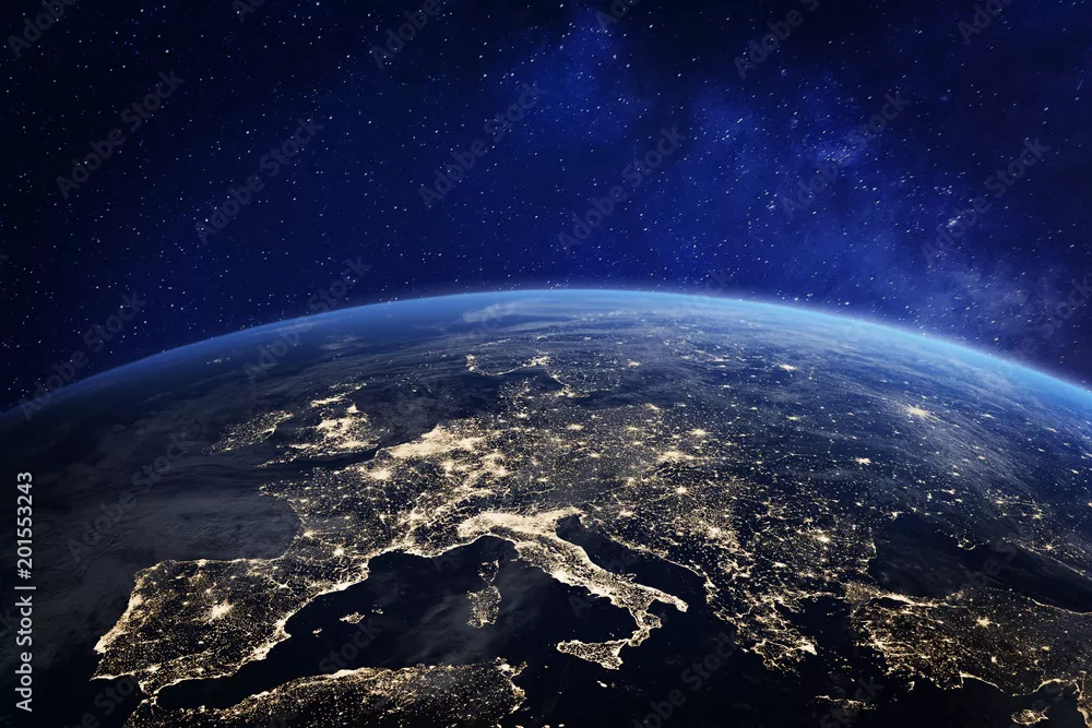 Fototapeta Europa nocą z kosmosu, światła miast, elementy z NASA