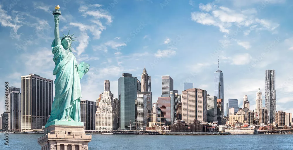 Fototapeta Statua Wolności, zabytki Nowego Jorku na tle wieżowca Manhattan