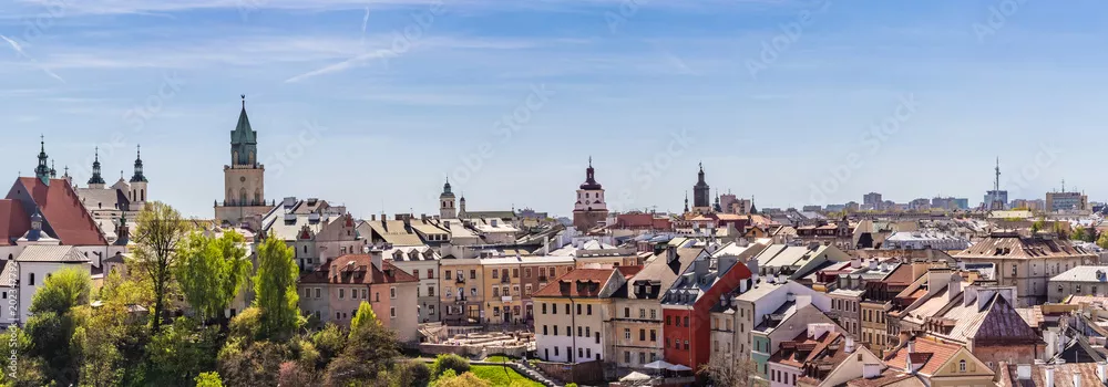 Fototapeta Lublin - panorama starego miasta z widocznym placem Po Farze, i wieżą Trynitarską.