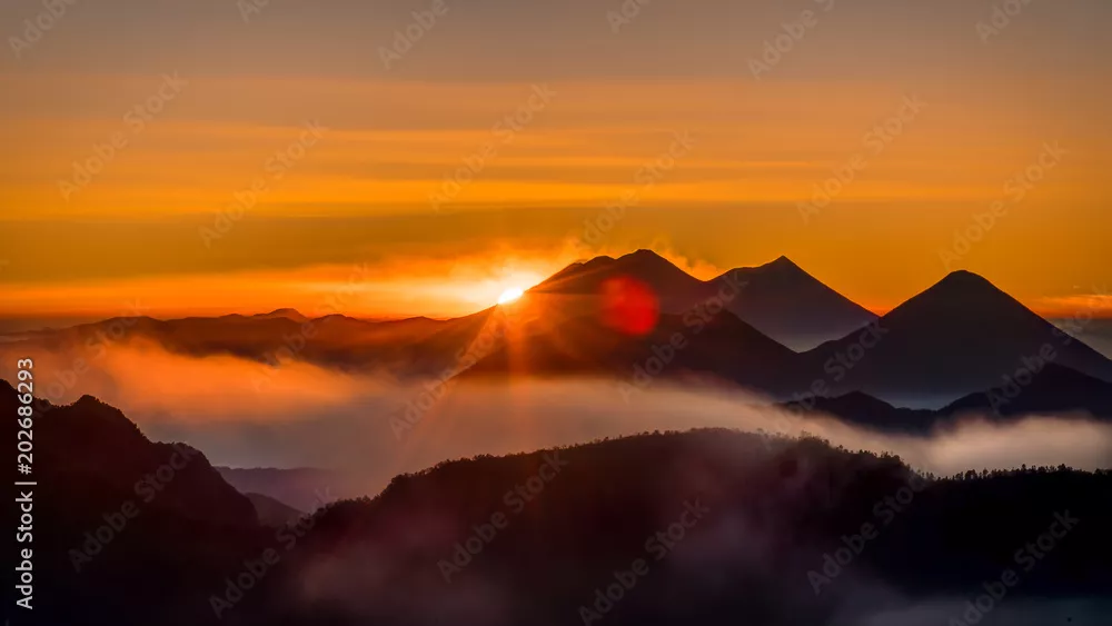 Obraz Piękny wschód słońca nad wulkanami w Gwatemali