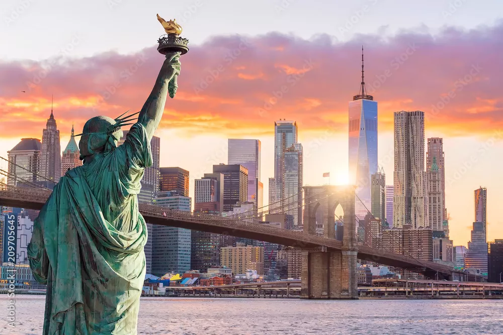 Fototapeta Statua Liberty i Nowy Jork Skyline o zachodzie słońca