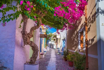 Fototapeta Betonowa wąska aleja Ano Syros na wyspie Syros, Cyklady, Grecja. Widok ulicy