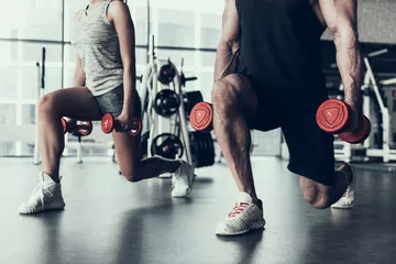 Fototapeta Ścieśniać. Mężczyzna i kobieta na treningu w klubie fitness.