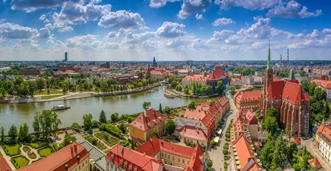 Fototapeta Widok z lotu ptaka na centrum miasta, rzekę oraz żeglujące statki - Wrocław, Polska